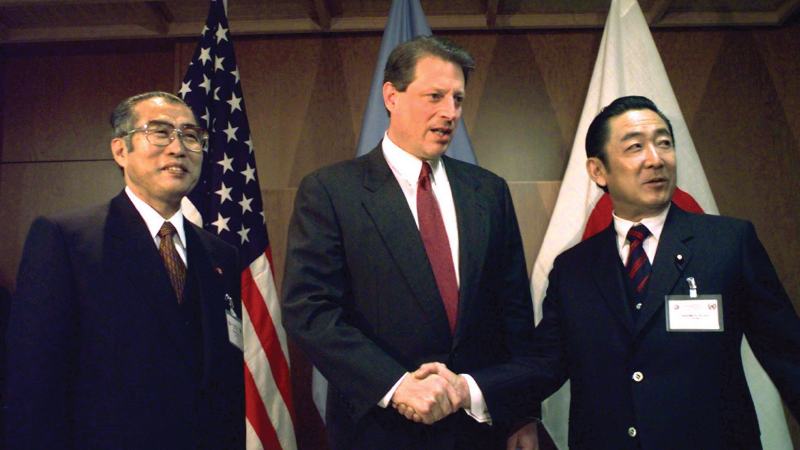 Ahead of the Kyoto Protocol talks, U.S. Vice President Al Gore (center) joined Japan’s Prime Minister Ryutaro Hashimoto (right) and Foreign Minister Keizo Obuchi (left) on December 8, 1997, in Kyoto, Japan, to negotiate an international deal to cut CO2 em