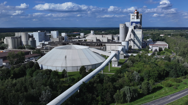 An aerial view of the Cemex cement plant in Rudersdorf, Germany, this factory is significant as one of Germany’s largest CO2 emitters due to the high heat required for cement production. 