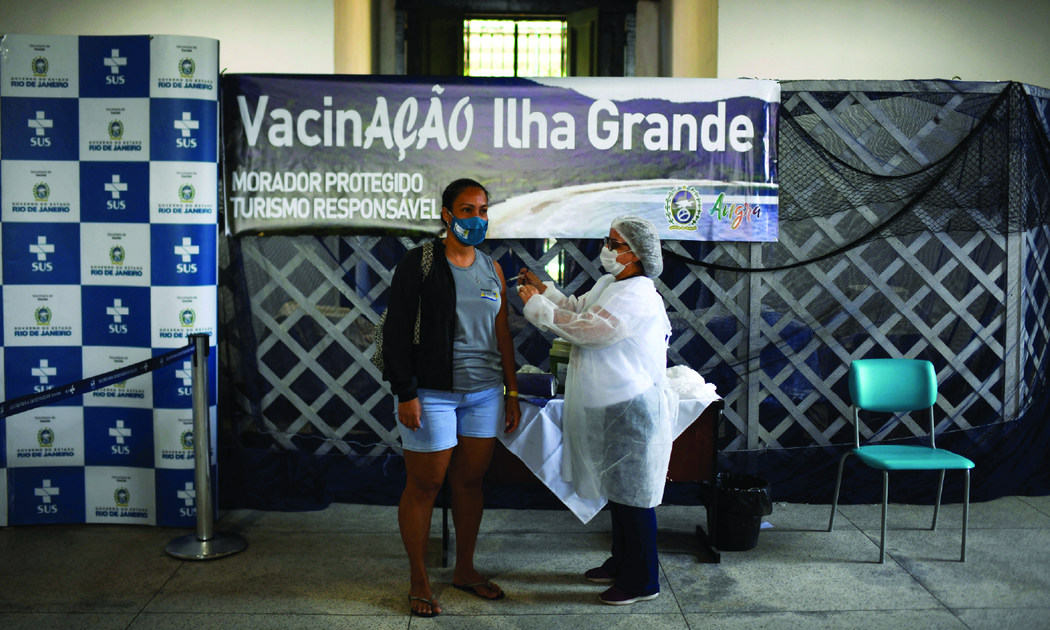 A health worker administers a vaccine dose against the coronavirus disease (COVID-19), during mass vaccination in the Ilha Grande island, Brazil, July 10, 2021. 