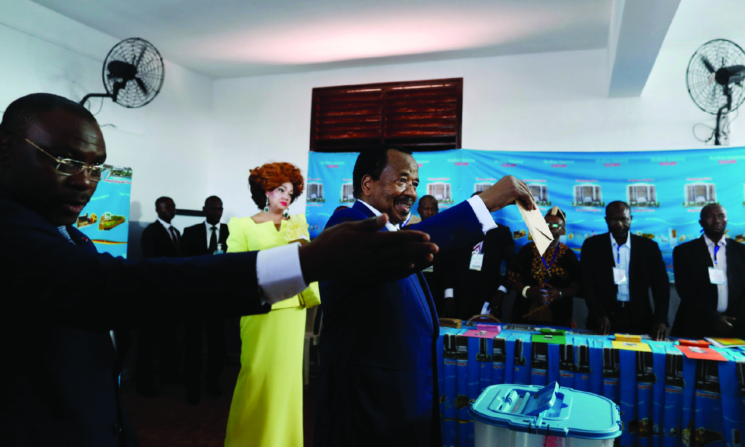  Cameroonian President Paul Biya casts his ballot at a polling station during the presidential election in Yaounde, Cameroon October 7, 2018.