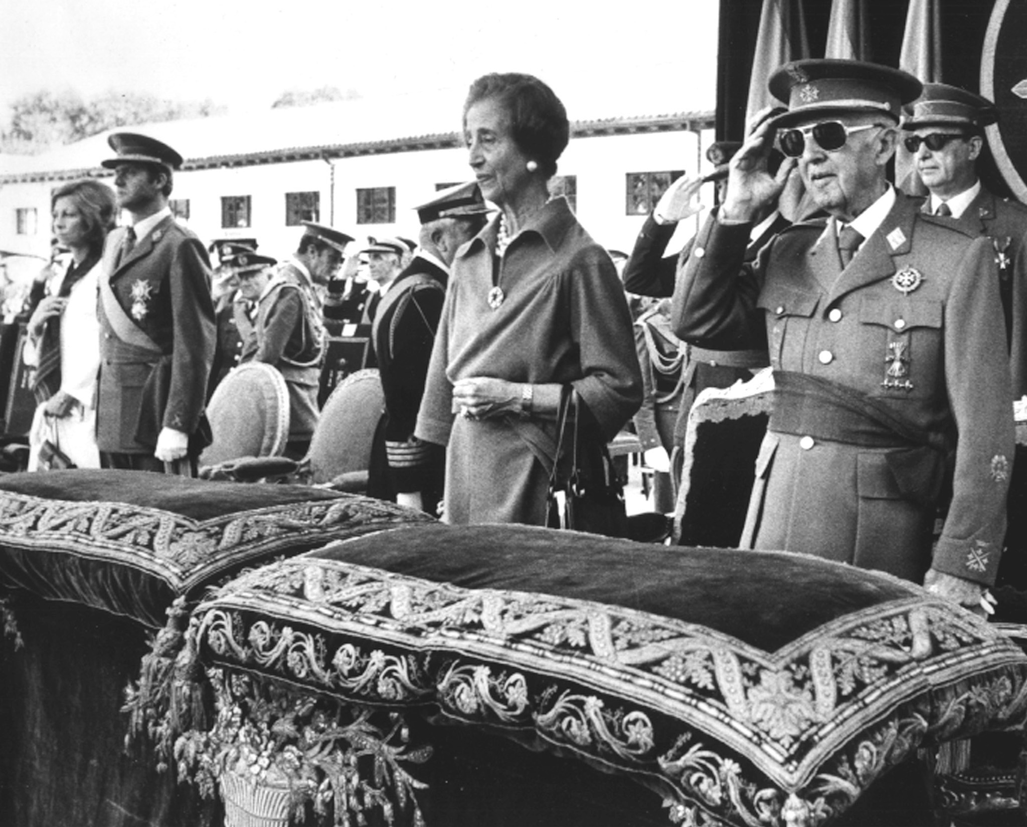 Former Spanish dictator General Francisco Franco (right) salutes beside his wife Carmen Polo (second from right) as they listen to the national anthem during a ceremony at El Pardo Palace on October 4, 1975. Source: Reuters.